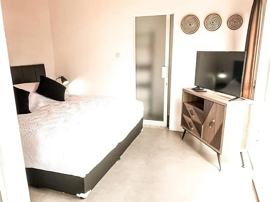 Elegant 5 Bdr Villa In The Heart Of Seminyak